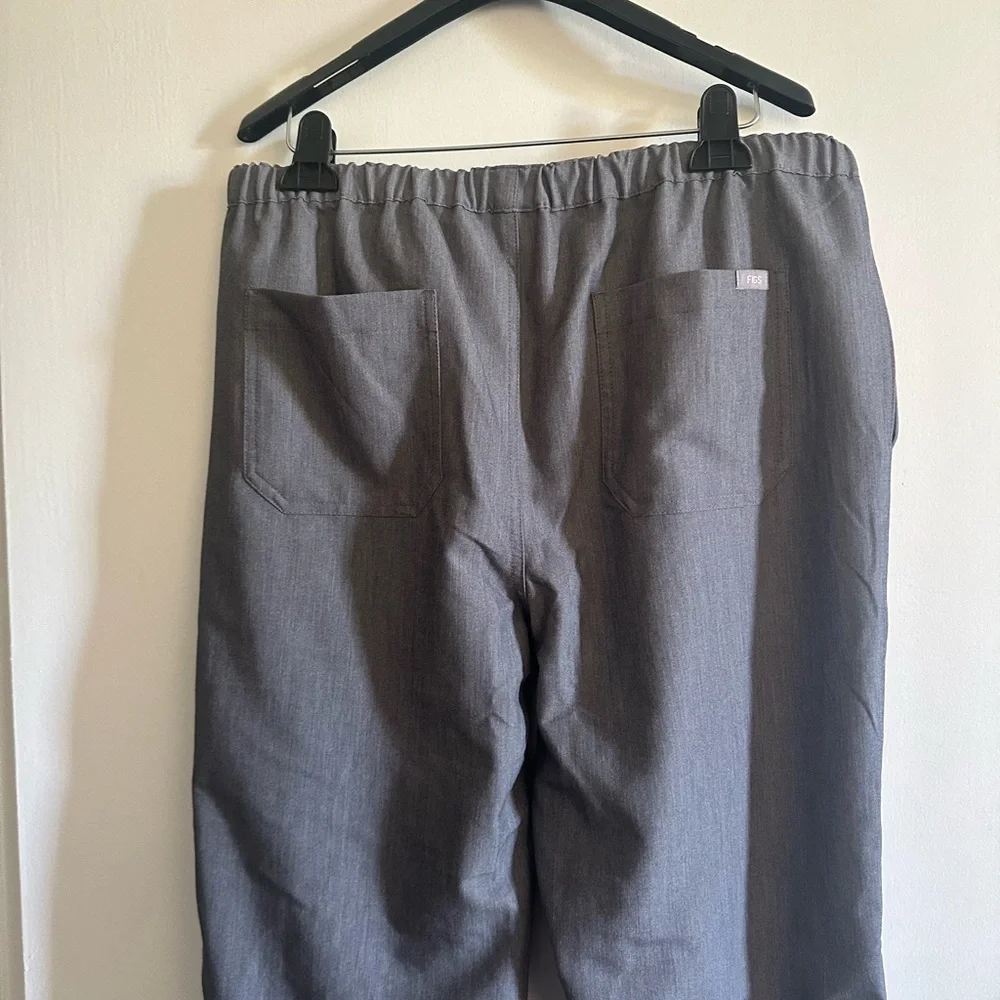FIGS Men’s Gray Graphite Pisco Basic Scrub Pants size Large EUC